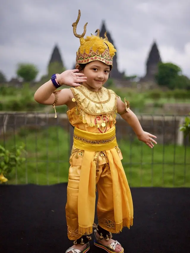 6 Potret Perayaan Ulang Tahun Arsy di Candi Prambanan, Seru Banget