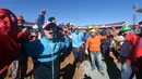 Suporter klub sepakbola Cerro Porteno saat menyelesaikan pembangunan stadion baru di Asuncion, Paraguay (22/6). Cintanya dengan tim ini, puluhan suporter ini membantu menyelesaikan pembangunan stadion tersebut. (AFP Photo/Norberto Duarte)