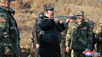 Pemimpin Korea Utara Kim Jong Un (tengah) sedang memeriksa pangkalan pelatihan operasional besar di wilayah barat Rakyat Korea Tentara ( KPA) di lokasi yang dirahasiakan di Korea Utara. Gambar diambil 6 Maret 2024 dan dirilis KCNA 7 Maret. (AFP/KCNA)