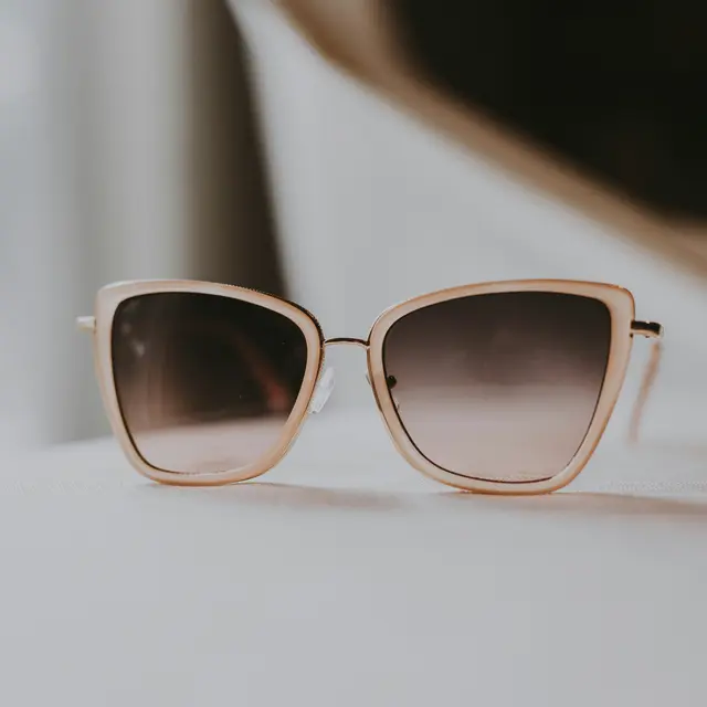 Tampil Catchy dengan Kacamata Frame Cat Eye