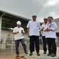 Dirut PT Barata Indonesia (Persero) Oksarlidady Arifin dan tim meninjau divisi di Cilegon. Dok: Tommy Kurnia/Liputan6.com