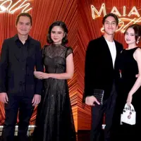 Sebagai pasangan Al Ghazali sekaligus menantu Maia Estianty, Alyssa Daguise hadir memilih mini dress hitam bersiluet flowy yang terasa ringan dan nyaman dikenakan sepanjang acara. Sementara itu, Al Ghazali tampil sleek dalam setelan serba hitam dengan potongan rapi.