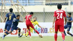 Pemain Persik Kediri, Yusuf Meilana Fuad Burhani (tengah) menendang bola ke gawang Persela Lamongan yang membuahkan gol dalam laga Grup C Piala Menpora 2021 di Stadion Si Jalak Harupat, Bandung, Rabu (7/4/2021). (Bola.com/Ikhwan Yanuar)