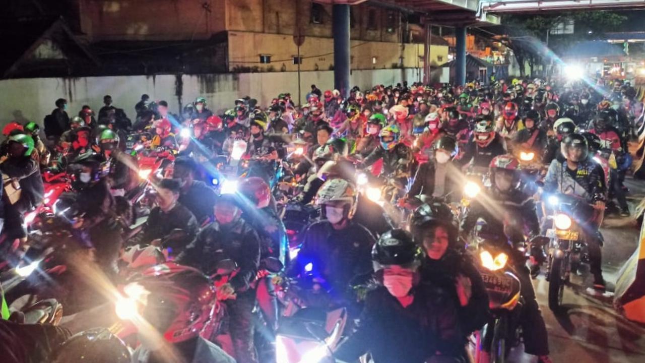 Pemudik Sepeda Motor Memadati Pelabuhan Merak, Kota Cilegon, Bante. Rabu (05/05/2021). (Liputan6.com/Yandhi Deslatama).