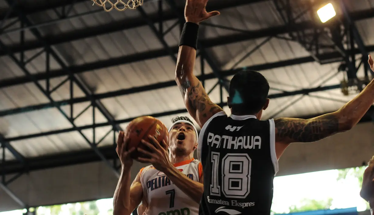 Pebasket Pelita Jaya Energi Mega Persada Jakarta, Dimas Dewanto (kiri) berusaha melewati pemain Hang Tuah Sumsel di NBL Championship, Jakarta, Sabtu (2/5/2015). Pelita Jaya unggul 73-58 atas Hang Tuah. (Liputan6.com/Helmi Fithriansyah)