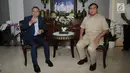 Ketua MPR yang juga Ketua Umum PAN, Zulkifli Hasan (kiri) bersamaKetua Umum Partai Gerindra Prabowo Subianto di Rumah Dinas Ketua MPR, Jakarta, Senin (25/6). Pertemuan kedua tokoh tersebut berlangsung tertutup. (Liputan6.com/Helmi Fithriansyah)