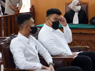Terdakwa kasus penganiayaan David Ozora, Mario Dandy (kiri) dan Shane Lukas (kanan) menjalani sidang tuntutan di Pengadilan Negeri Jakarta Selatan, Jakarta, Kamis (10/8/2023). Sidang pembacaan tuntutan oleh Jaksa Penuntut Umum (JPU) ditunda hingga 15 Agustus 2023 lantaran jaksa masih membutuhkan waktu untuk menyempurnakan tuntutan. (Liputan6.com/Herman Zakharia)