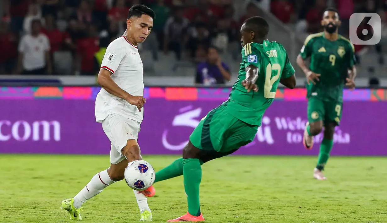 Pemain timnas Indonesia, Marselino Ferdinan (kiri) berebut bola dengan Saud Abdulhamid (Arab Saudi) dalam pertandingan keenam Grup C pada putaran ketiga Kualifikasi Piala Dunia 2026 zona Asia di Stadion Gelora Bung Karno (GBK) Jakarta, Selasa (19/11/2024). (Liputan6.com/Herman Zakharia)