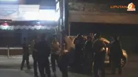[VIDEO] Jalan di Depok Diblokade Polisi, 2 Pengendara Motor Kabur