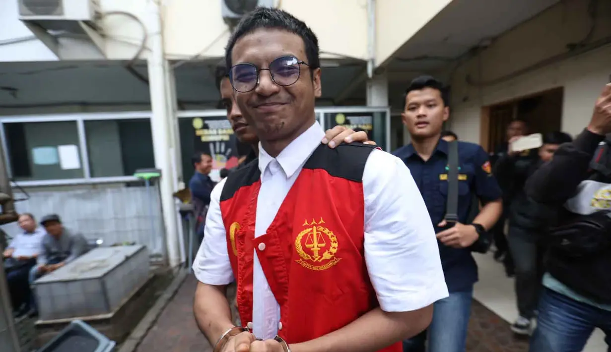 Dalam persidangan, Jaksa Penuntut Umum (JPU) mendakwa Vadel Badjideh melanggar pasal terkait Undang-Undang Perlindungan Anak dan Undang-Undang Kesehatan. (KapanLagi.com/Budy Santoso)