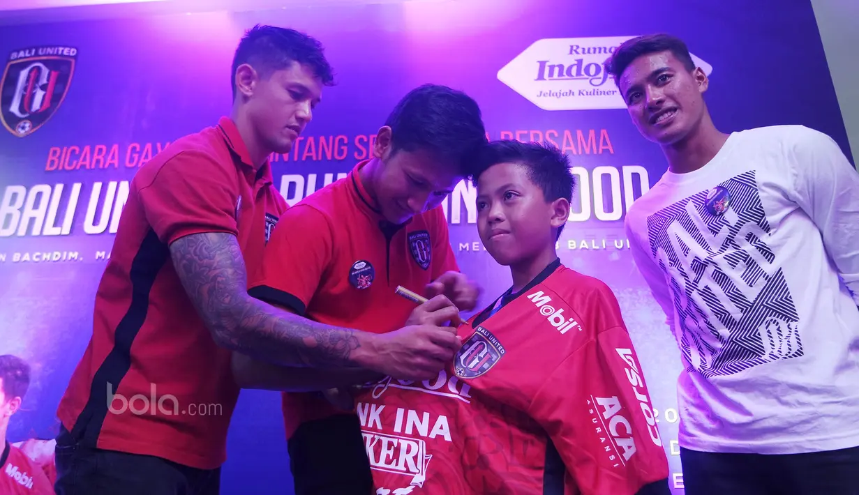 Pemain Bali United, Irfan Bachdim, membubuhkan tanda tangan saat acara Meet and Greet bertema “Bicara Gaya Hidup Bintang Sepakbola Bersama Bali United di Rumah Indofood” di Jakarta Fair, Selasa (11/7/2017). (Dokumentasi Penyelenggara)