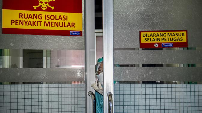 Petugas medis melihat keluar dari ruang isolasi untuk tempat pasien yang menunjukkan gejala wabah virus corona di sebuah rumah sakit umum di Mataram, Nusa Tenggara Barat (28/1/2020). (AFP/Moh El Sasaky)
