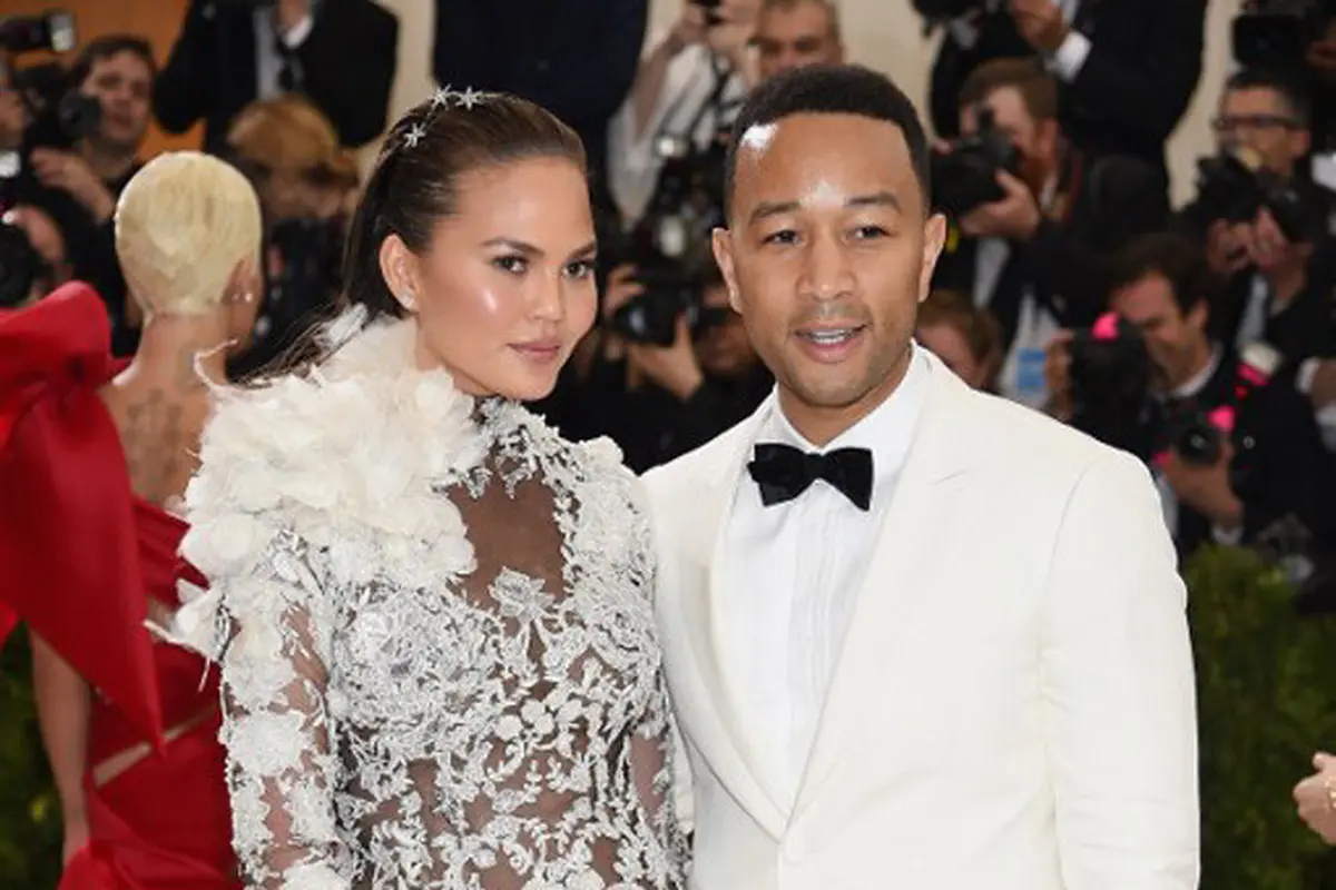 [Bintang] Chrissy Teigen dan John Legend