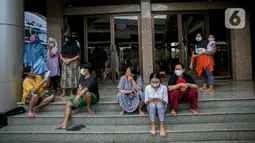 Aktivitas warga korban banjir Cipinang Melayu saat mengungsi di Masjid Universitas Borobudur, Jakarta, Minggu (21/2/2021). Sebanyak 60 orang warga dari RW 04 Kelurahan Cipinang Melayu mengungsi karena permukimannya terendam banjir akibat luapan air Kali Sunter. (Liputan6.com/Faizal Fanani)