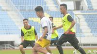 Mantan pemain Persib Bandung, Achmad Jufriyanto, berlatih bersama tim utama Terengganu FA di Stadion Sultan Mizan Zainal Abidin, Terengganu, Jumat (18/12/2015). (Facebook)