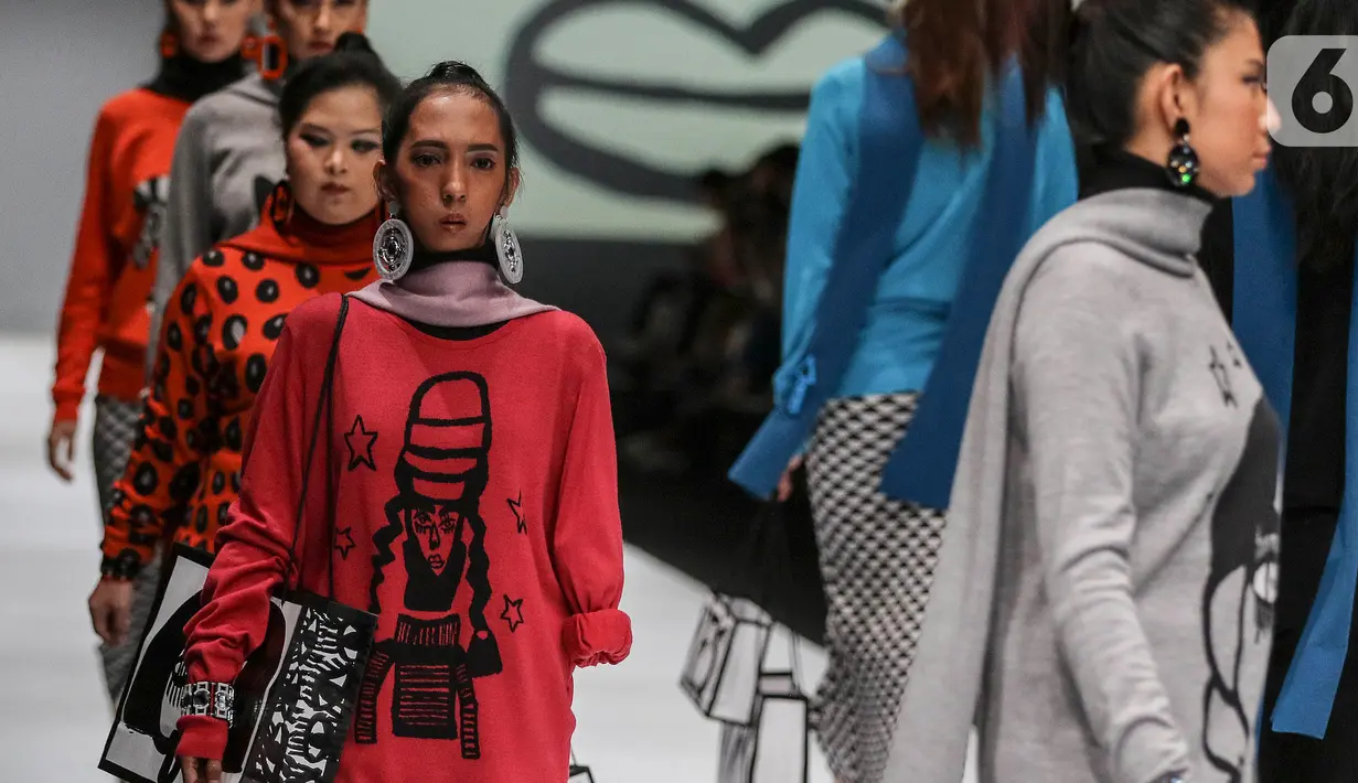 Model disabilitas mengenakan busana rancangan kolaborasi Cotton Ink x Intoart yang digawangi British Council pada Jakarta Fashion Week 2020 di Senayan, Kamis (24/10/2019). Kolaborasi ini menampilkan model disabilitas yang terdiri dari down syndrome, tuna daksa dan tuli. (Liputan.com/Johan Tallo)