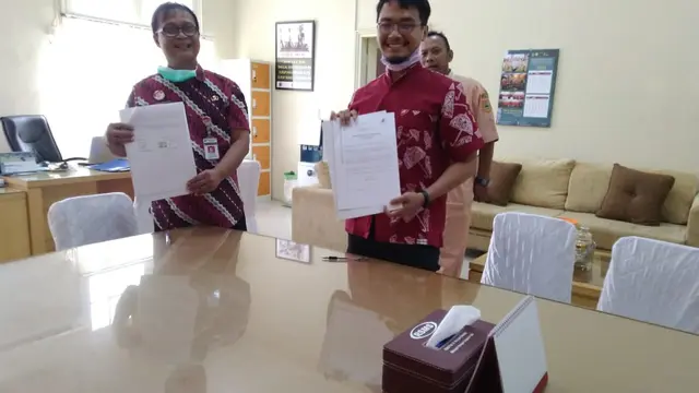 Pemilik Aksara Homestay menandatangani MoU dengan RSUD Margono untuk bekerja sama dalam penangananan Covid-19. (Foto: Liputan6.com/Dok. Brili/Rudal Afgani)