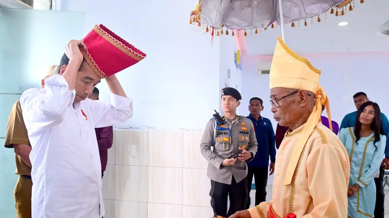 Presiden Joko Widodo menerima anugerah gelar adat di Kabupaten Kepulauan Talaud, Sulut, Kamis (28/12/2023).