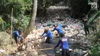 Petugas Satgas Sumber Daya Air Dinas PUPR Kota Depok melakukan pembersihan sampah sepanjang sekitar 500 meter yang memenuhi Kali Pelayangan di Kampung Utan Jaya, depok, Jawa Barat, Senin (12/8/2019). (merdeka.com/Arie Basuki)