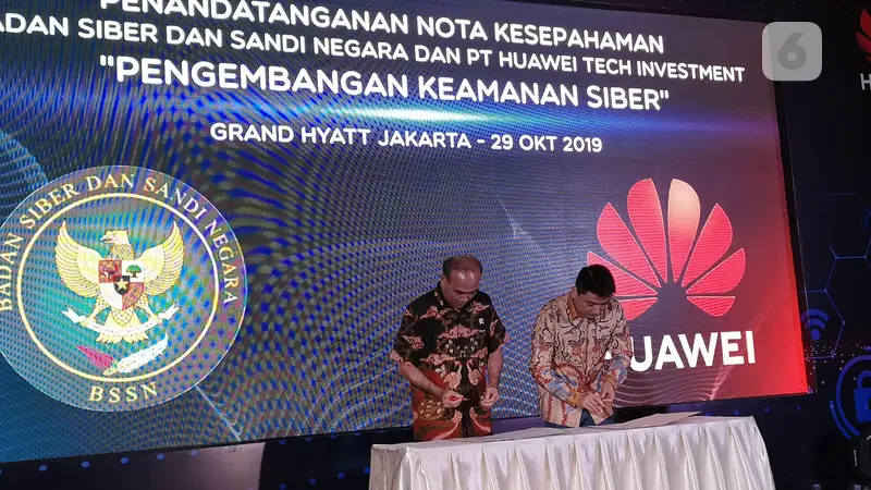 Kepala BSSN Letjen TNI (Purn) Hinsa Siburian dan CEO Huawei Indonesia Jacky Chen. Liputan6.com/Agustinus Mario Damar