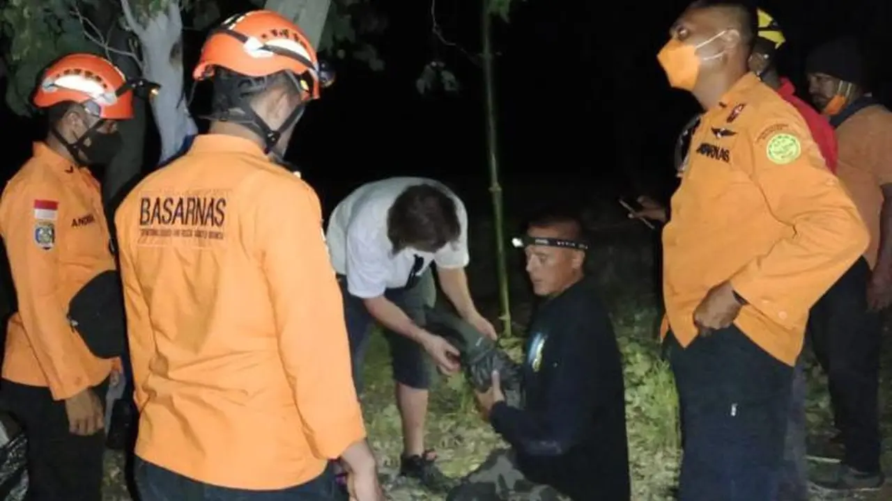 Tim Basarnas saat memberi penjelasan terhadap dua WNA Swedia yang bangun Kemah di gunung Lewotobi Laki-laki (Liputan6.com/Ola Keda)