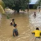 Masyarakat di Desa Talikumain, Kabupaten Rokan Hulu, keluar dari rumah memantau situasi banjir. (Liputan6.com/Istimewa)