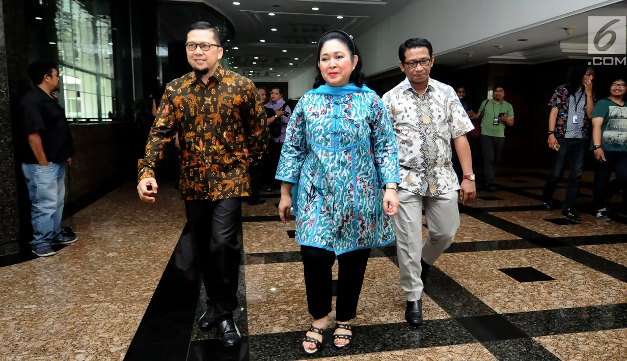 Wakil Ketua Dewan Pakar Partai Golkar, Siti Hediati Hariyadi (tengah) berjalan usai melakukan pertemuan dengan Ketua GMPG Ahmad Doli Kurnia (kiri) di Gedung Granadi, Jakarta, Jumat (11/8). (Liputan6.com/Helmi Fithriansyah)