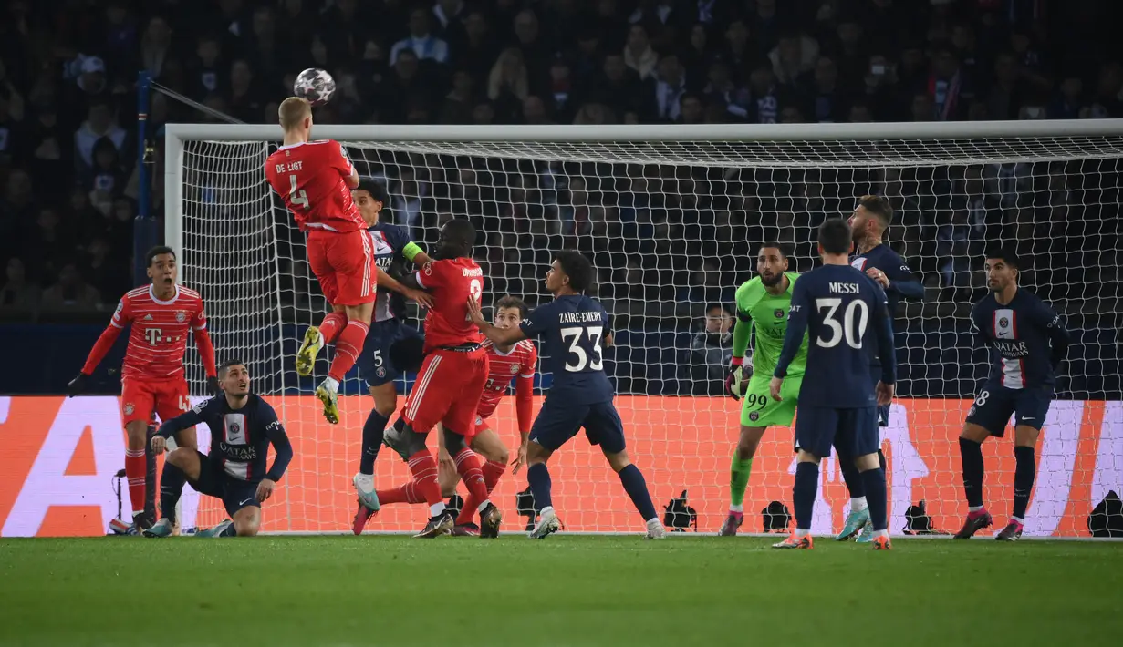 Bek Bayern Muenchen, Matthijs de Ligt menyundul bola saat bertanding melawan PSG selama pertandingan leg pertama babak 16 besar Liga Champions di stadion Parc des Princes di Paris, Rabu (15/2/2023). Bayern menang tipis atas PSG dengan skor 1-0. (AFP/Franck Fife)