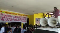 Kader DPD Golkar Buton Utara saat berdemonstrasi di Kendari, Senin (6/7/2020).(Liputan6.com/Ahmad Akbar Fua)