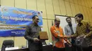 Victor Laiskodat (kedua dari kiri) memberikan cinderamata pada Sonny Harry B Harmadi (kanan) di Gedung DPR, Jakarta Jumat (13/2/2015). Seminar membahas tentang Strategi Penanggulangan Kemiskinan di Indonesia. (Liputan6.com/Andrian M Tunay)
