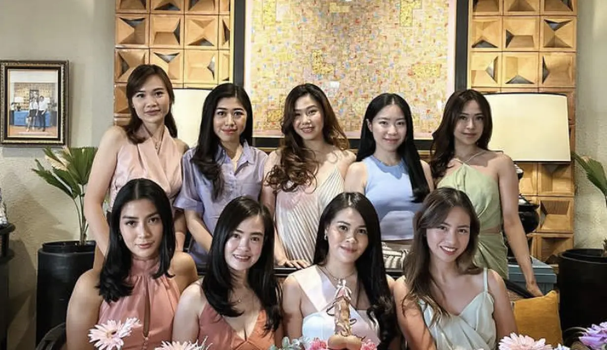 Chen Giovani mendapat kejutan dari sahabat-sahabat yang menggelar bachelorette party. Para sahabat pun tampil dengan pakaian warna-warni soft. [@chengiovanis]