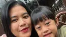 Selfie bersama putrinya, Kahiyang pun tampak percaya diri dengan dagu lancip yang kini terlihat di wajahnya. Ia terlihat hanya mengaplikasikan lipstik merah matte. [@ayanggkahiyang]