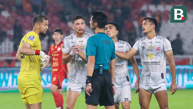 Foto: Drama 2 Gol Penalti Antarkan Persija Bungkam Madura United di BRI Super League