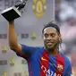 8. Ronaldinho - Legenda Barcelona tersebut memboyong Embraer Phenom 100 seharga 2,6 juta Dolar. Pesawat jet tersebut bisa menampung hingga 7-9 orang bersama Pilot. (AFP/Pau Barrena)