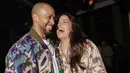 Ashley Graham (kanan) dan Justin Ervin menghadiri koleksi siap pakai Isabel Marant Fall/Winter 2023-2024 yang dipresentasikan Paris, Prancis, 2 Maret 2023. Ashley Graham tampil mesra bersama sang suami Justin Ervin saat menghadiri Paris Fashion Week. (Vianney Le Caer/Invision/AP)
