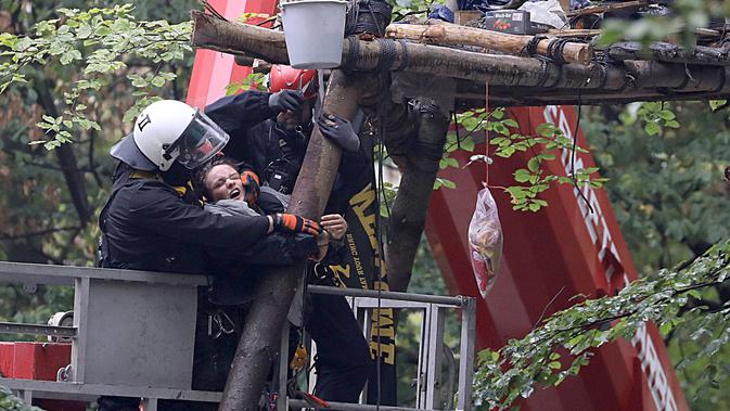 FOTO: Detik-Detik Polisi Jerman Tangkap Aktivis Lingkungan di Rumah Pohon