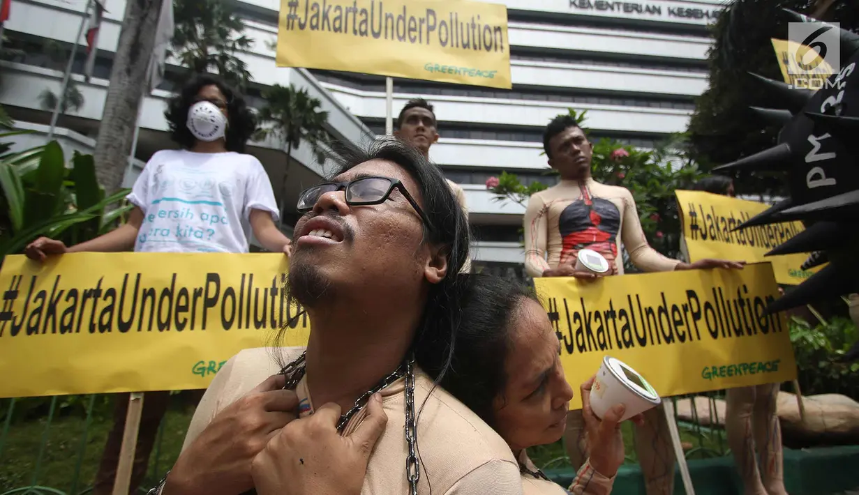 Aksi teatrikal aktivis Greenpeace di Kemenkes, Jakarta, Kamis (28/9). Mereka ingin menyampaikan bahwa pemerintah, khususnya Kemenkes, harus memerhatikan masalah polusi udara yang menjadi ancaman kesehatan masyarakat. (Liputan6.com/Immanuel Antonius)