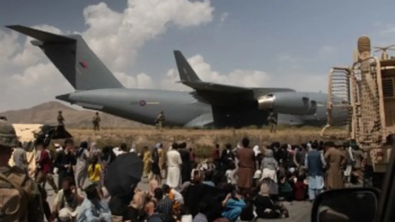 Bandara Kabul dipenuhi warga