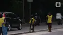 Pekerja melakukan penataan di ruas jalan nasional di Jalan Daan Mogot, Kota Tangerang, Banten, Selasa (15/2/2022). Pemkot Tangerang berencana melakukan sistem satu arah di Jalan Daan Mogot untuk mengatasi kemacetan di akses masuk tol Cengkareng-Batu Ceper-Kunciran. (Liputan6.com/Angga Yuniar)
