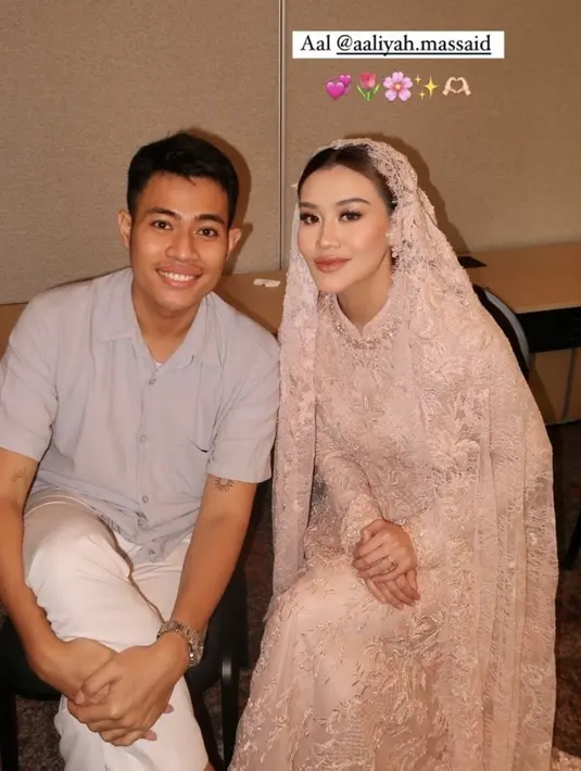 Bagian pipinya diaplikasikan blush on nuansa soft pink-coral yang memberi rona segar pada putri Reza Artamevia itu.  [@leofandi_]