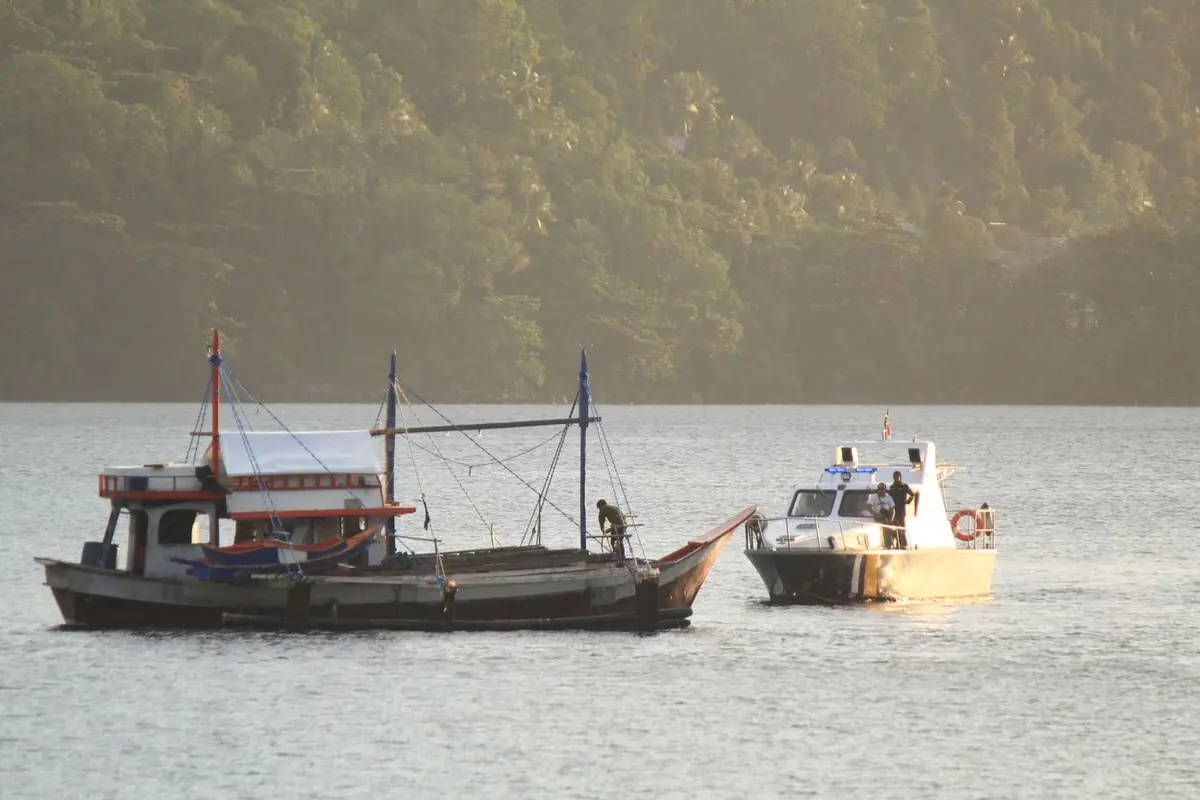 Kementerian Kelautan dan Perikanan (KKP) menangkap satu kapal pengangkut ikan asal Filipina di perairan di Laut Sulawesi. (Foto: Kementerian Kelautan dan Perikanan)