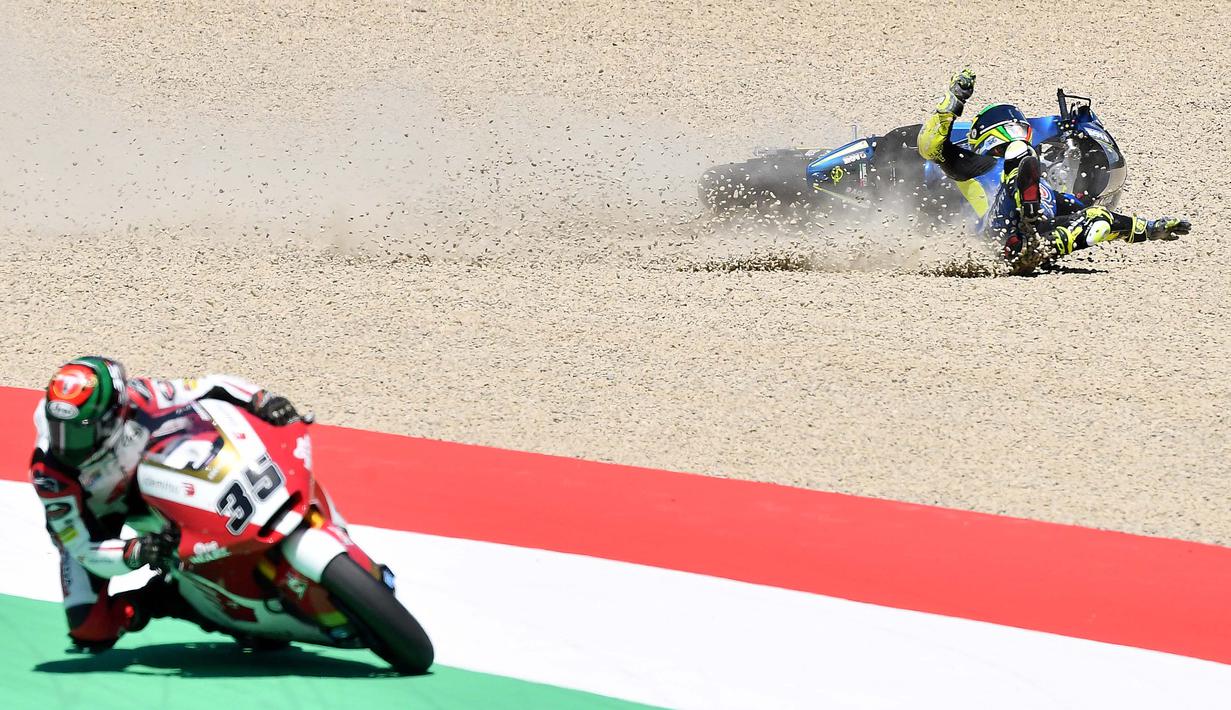 Pebalap Moto2 dari Italtrans Lorenzo Dalla Porta jatuh saat balapan Moto2 di Sirkuit Mugello di Scarperia e San Piero pada 30 Mei 2021. (Foto: AFP/Tiziana Fabi)