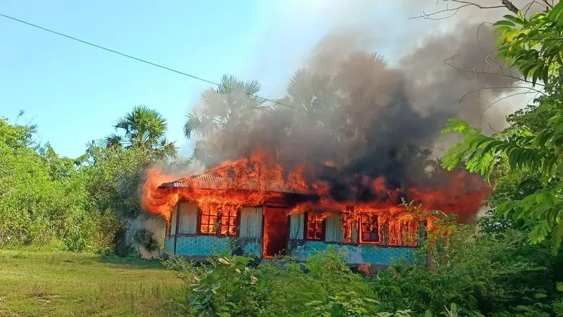 Rumah terbakar dibakar oleh ODGJ di Kupang. (Foto: Liputan6.com/Ola Keda)