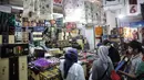 Warga memilih perlengkapan ibadah di Pasar Tanah Abang Blok A, Jakarta, Senin (4/4/2022). Penjualan busana muslim seperti mukena, kerudung, sajadah dan sarung mengalami peningkatan di bulan Ramadhan. (Liputan6.com/Faizal Fanani)