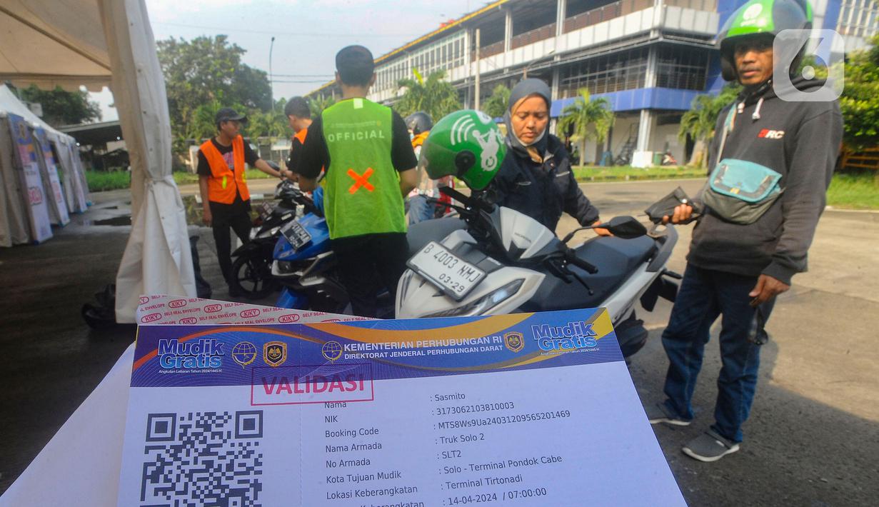 Sebanyak 177 motor pemudik akan dikirimkan dengan menggunakan truk ke kota-kota di Jawa Tengah. (merdeka.com/Arie Basuki)