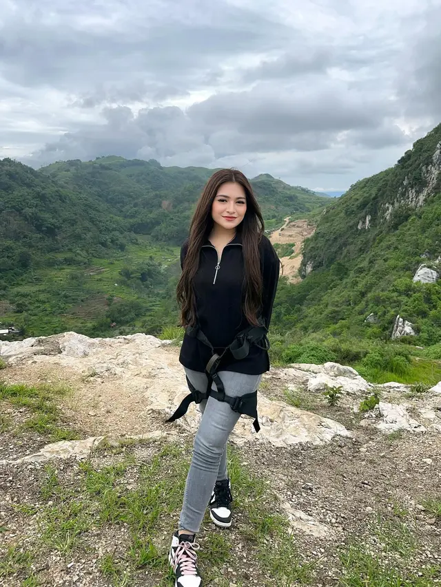 7 Potret Nathalie Holscher Naik Tebing Gunung Hawu, Enggak Takut Ketinggian