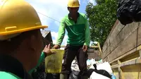 Aiptu Trisih Setyono mengangkut sampah warga Desa Ngrendeng, Tulungagung (Liputan6.com/Zainul Arifin)