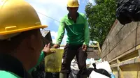 Aksi Polisi Tulungagung Jadi Tukang Angkut Sampah Warga