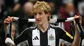 Pemain Newcastle, Anthony Gordon merayakan golnya ke gawang Arsenal dalam laga leg kedua Carabao Cup 2024/2025 di St James Park, Newcastle, Inggris, Kamis (06/02/2025). (AFP/Paul Ellis)