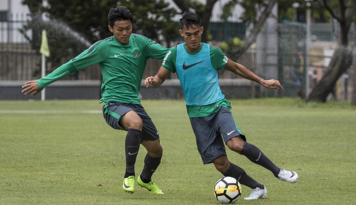 Pemain Timnas Indonesia, Feby Eka, berusaha merebut bola dari Zalnando saat latihan di Lapangan ABC Senayan, Jakarta, Jumat (19/1/2018). Pemusatan latihan ini dilakukan jelang Asian Games 2018. (Bola.com/Vitalis Yogi Trisna)